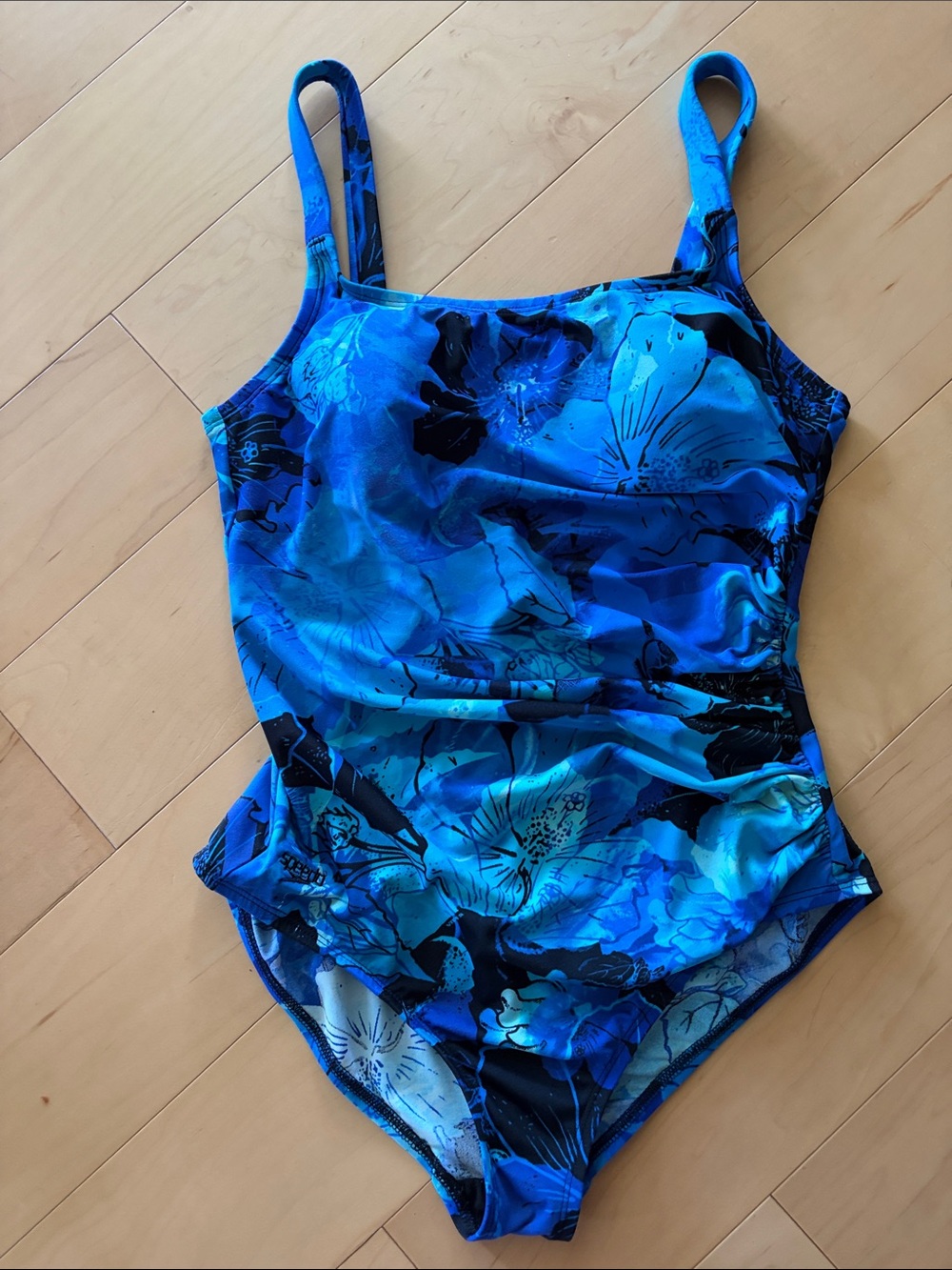 Speedo women size 14  like new 
Dark blue light blue design
